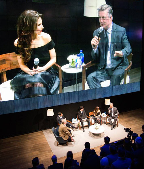 영화배우 앨릭 볼드윈 부부가 15일(현지 시간) 미국 삼성 뉴욕 마케팅센터에서 삼성전자와 데이코의 첫 합작품인 ‘모더니스트 컬렉션’ 공개 행사를 진행하고 있다. 삼성전자 제공