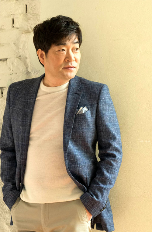 배우 손현주는 “연기 초년병 땐 너무 일하고싶어 몰래 방송국 앞 촬영 버스에 탑승해 현장으로 갔다”며 “힘들기도 했지만 그 시절이 지금의 나를 만든 것 같다”고 말했다. 오퍼스픽처스 제공