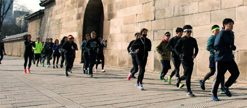 러닝 동호회 ‘크루고스트’ 회원들이 화창한 봄을 맞이해 서울 광화문에서 러닝을 즐기고 있다. 달리기는 별다른 준비물 없이도 쉽게 참여할 수 있어 남녀노소가 즐기는 운동 중 하나다. 크루고스트 제공