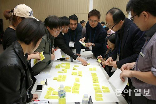 2월 25일 열린 ‘과학기술지원정책 타운미팅’에서 참가자들이 의견을 모으는 모습. 변지민 동아사이언스 기자 here@donga.com