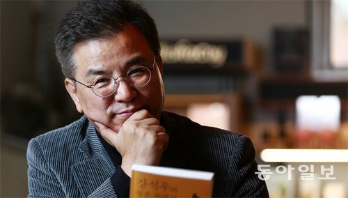 “가장 편한 마음으로 음악을 듣다가 잠들 수 있다면 얼마나 평화롭고 행복한 마음일까요. 청취자와 독자들에게 그런 클래식을 전하고 싶었습니다.” 클래식 음악을 소개하는 CBS 라디오 ‘아름다운 당신에게’를 진행하는 배우 강석우 씨가 자신이 쓴 책을 들고 미소를 띠고 있다. 전영한 기자 scoopjyh@donga.com