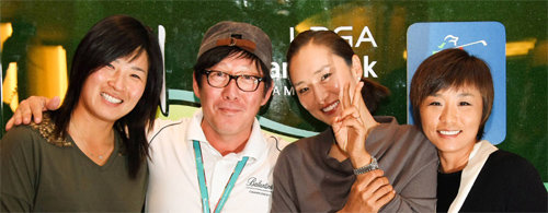 2011년 LPGA투어 하나은행 챔피언십(스카이72GC 오션코스) 전야제 때 정 대표(왼쪽에서 두 번째)가 박세리, 박지은, 김미현(왼쪽부터)과 소중한 추억을 나누고 있다.