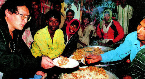 방글라데시 다카 시장에서 음식물 쓰레기를 재활용해 만든 브리야니(볶음밥)를 받아든 저자. 메멘토 제공