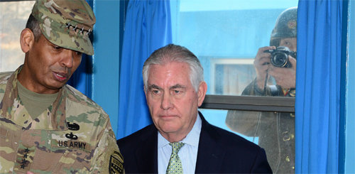 방한하자마자 DMZ 찾은 美국무… 사진 찍는 北병사 렉스 틸러슨 미국 국무장관(가운데)이 17일 
판문점을 방문해 빈센트 브룩스 한미연합사령관과 대화를 나누는 장면을 북한 병사가 창문 너머로 촬영하고 있다. 한미 외교장관 회담을
 위해 방한한 틸러슨 장관은 첫 일정으로 남북 대치의 상징인 비무장지대(DMZ)를 방문해 북한을 향한 ‘무언의 경고’를 보냈다. 
사진공동취재단