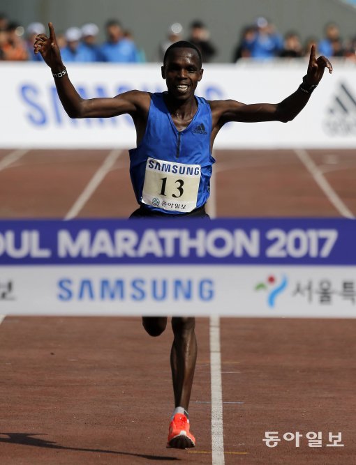 에이머스 키프루토(케냐)가 1위로 결승선을 통과하고 있다. 사진=동아일보 특별취재팀