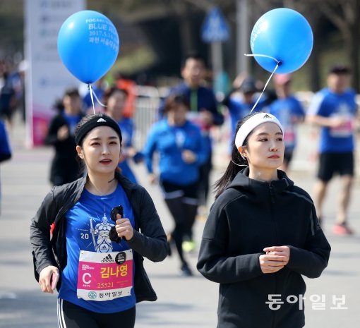 ‘RUN IS FUN’

걷거나 뛰거나 
느리거나 뒤쳐지거나 
중요치 않다
함께 달린다는 것에 
우린 즐거웠으니…,

국내 마라톤 대회 사상 최대 규모로 열린 2017 서울국제마라톤 겸 제88회 동아마라톤 대회가 19일 오전 서울 광화문광장과 올림픽공원에서 열렸다. 풀코스(릴레이 포함) 2만 명, 10km 코스 1만5000명 등 3만5000여명의 마라토너들이 참가해 봄을 만끽하며 서울 도심을 질주했다. 동아일보 사진부 기자들이 서울국제마라톤 겸 제88회 동아마라톤 대회의 이모 저모를 담아봤다.