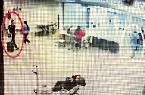 북한인으로 보이는 남성(왼쪽 원)이 2월 13일 말레이시아 쿠알라룸푸르 국제공항에서 신경가스 VX 공격을 당한 뒤 진료소로 
들어가는 김정남(오른쪽 원)을 지켜보고 있다. 이 남성을 포함해 김정남 암살에 관여한 북한 공작원이 2명 더 있다는 주장이 현지 
언론에서 제기됐다. 뉴스트레이츠타임스 캡처