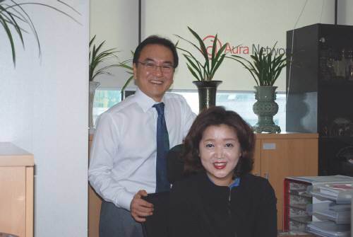 임현주 대표(오른쪽)와 김경석 상무이사