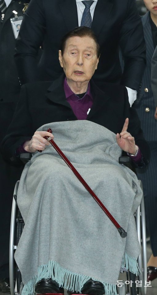 사진=신동빈 롯데그룹 총괄회장이 20일 오후 서울 서초동 서울지법에 출두하고 있다. 변영욱 기자 cut@donga.com