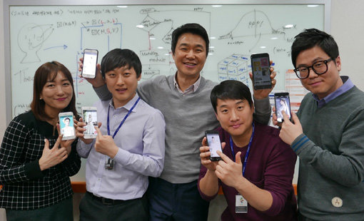 아이패밀리SC 김태욱 대표(왼쪽에서 세번째)와 R&D센터 직원들이 빅데이터를 기반으로 AI기술을 융합한 아이웨딩 모바일 앱을 선보이고 있다. 사진제공｜아이패밀리SC