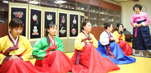 최소연 가천대 명예교수(오른쪽)가 20일 전통 한복을 입은 다문화가정 주부들에게 큰절을 올리는 예법을 가르치고 있다. 가천대 제공