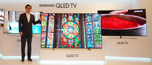김현석 삼성전자 사장이 21일 서울 강남구 라움아트센터에서 올해 글로벌 TV시장 공략의 최전선에 내세울 ‘QLED TV’를 선보이고 있다. 삼성전자 제공