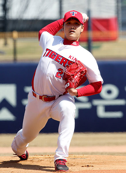 아직 프로 무대 1승이 없는 KIA 투수 김윤동이 새 시즌 선발진 진입을 위한 무력시위를 펼쳤다. 김윤동은 21일 광주 삼성전에서 4.2이닝 4안타 4삼진 1실점으로 호투해 김기태 감독의 마음을 흐뭇하게 만들었다. 사진제공｜스포츠코리아