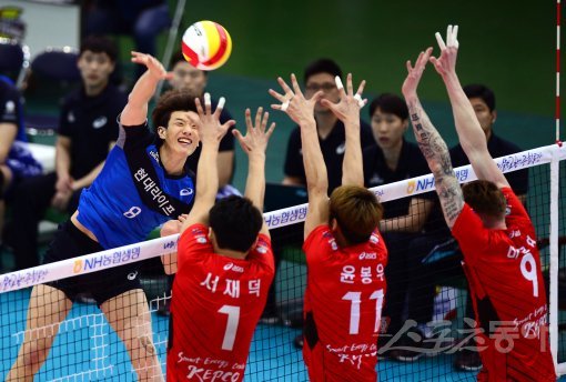현대캐피탈 레프트 송준호(왼쪽)가 ‘2016∼2017 NH농협 V리그’ 남자부 플레이오프(PO) 2차전에서 한국전력 선수들의 
블로킹을 앞에 두고 스파이크를 날리고 있다. 송준호는 13득점을 올리며 팀 승리에 결정적 역할을 해냈다. 수원 ｜ 김민성 기자 
marineboy@donga.com