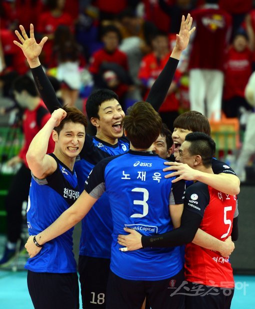 21일 수원실내체육관에서 ‘2016-2017 NH농협 V리그’ 수원 한국전력과 천안 현대캐피탈의 플레이오프 2차전 경기가 열렸다.
 현대캐피탈이 한국전력에 세트스코어 3-0으로 승리하며 챔피언결정전에 진출하자 선수들이 코트에서 기쁨을 나누고 있다. 수원 | 
김민성 기자 marineboy@donga.com