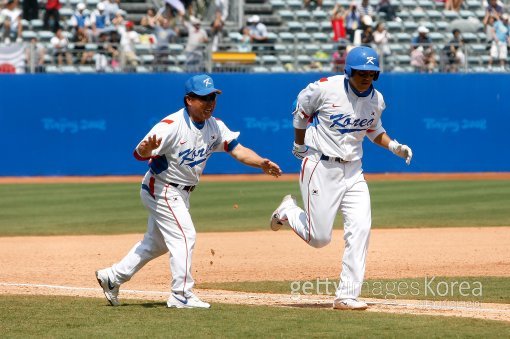 일본과의 준결승전에서 극적인 투런 홈런을 친 이승엽(오른쪽). 사진=ⓒGettyimages이매진스