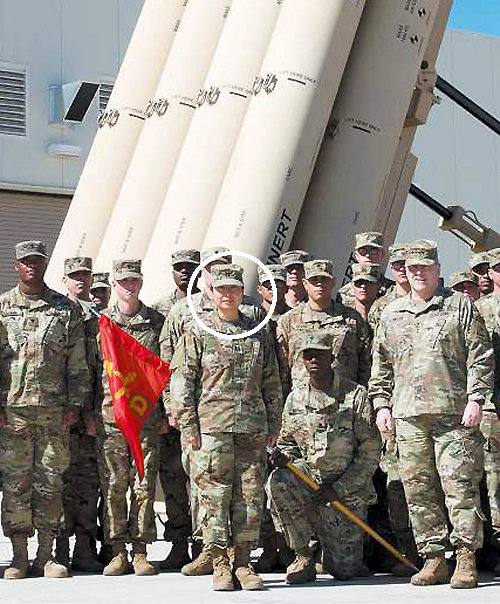 미국 포트블리스에 배치된 사드 포대인 ‘드래건 포대’를 지휘하는 한국계 여성 강미선 미 육군 대위(원 안)가 부대를 방문한 마크 밀리 미 육군참모총장(앞줄 오른쪽) 등과 기념 촬영을 하고 있다. 사진 출처 미 육군 홈페이지