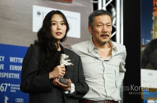 홍상수 감독의 재킷을 입은 김민희. 사진=ⓒGettyimages이매진스