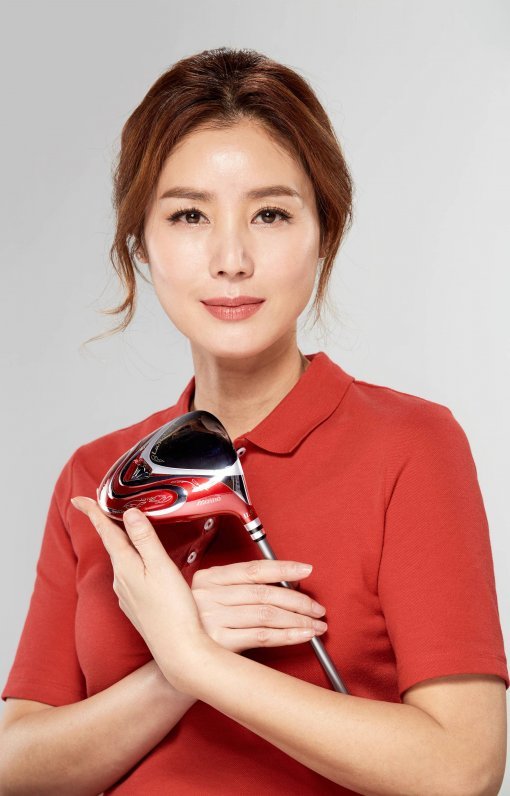 미즈노 광고 모델 겸 홍보대사로 활동하고 있는 배우 김성령 씨가 한국 여성 골퍼만을 위한 신제품 ‘라루즈Ⅱ(LAROUGE Ⅱ)’를 소개하고 있다. 미즈노 제공