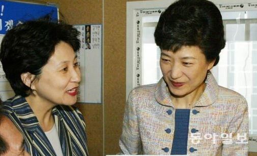 (왼쪽부터) 전여옥 전 한나라당 의원, 박근혜 전 대통령. 사진=동아일보DB
