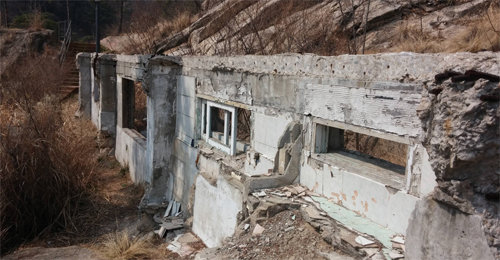서울 인왕산 계곡에 보존해 놓은 옥인시범아파트 건물 일부의 잔해.