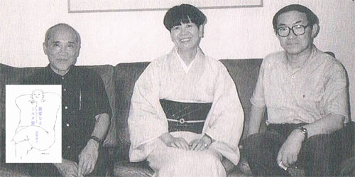 1991년 한국을 방문해 최정호 교수의 자택을 찾은 작가 사노 요코(가운데)와 그의 두 번째 남편인 시인 다니카와 뼸타로(왼쪽). 작은 사진은 사노 요코가 1967년 그린 최정호 교수의 캐리커처. 사노는 그해에 최 교수를 처음 만나 40여 년 동안 편지를 주고받으며 교류했다. 쿠온출판사 제공