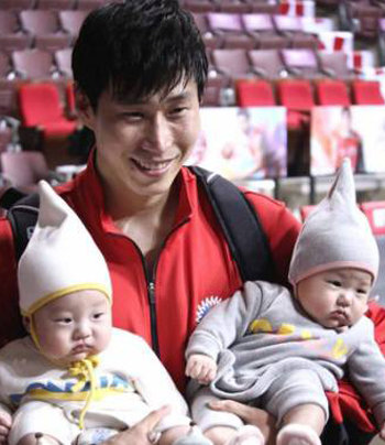 경기장을 찾은 쌍둥이 아들 지훈(왼쪽)과 딸 시은을 안고 활짝 웃고 있는 오세근. 사진 출처 오세근 인스타그램
