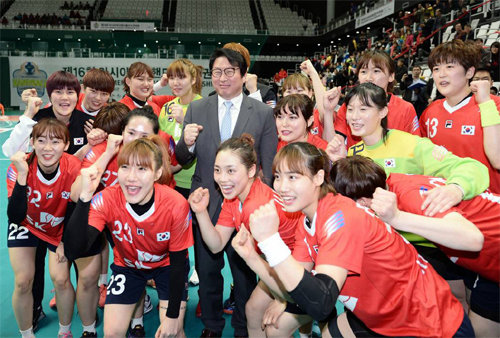 22일 경기 서수원칠보체육관에서 열린 아시아여자핸드볼선수권대회 결승전에서 승리한 한국 선수들이 최태원 대한핸드볼협회장(SK그룹 회장·가운데)과 함께 파이팅을 외치고 있다. 대한핸드볼협회 제공