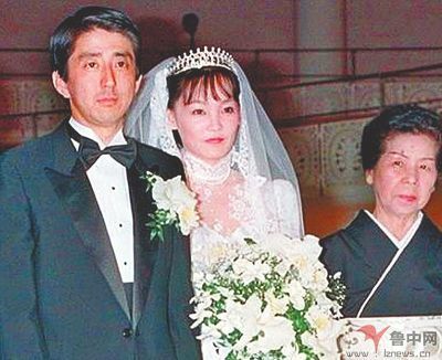 아베 총리 부부의 결혼식 모습. 오른쪽이 시어머니 요코 여사