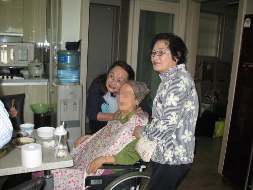 위안부 할머니(가운데)를 찾은 우스키 케이코 씨(왼쪽)와 김정임 씨(오른쪽). 사진 제공 하라다 신이치