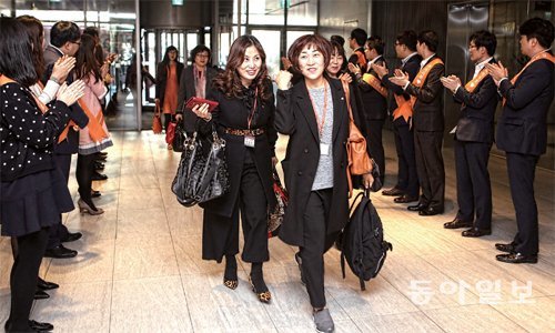 한화생명임직원들이 63빌딩을 방문한 FP들을 맞이하고 있다.