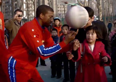 미국 뉴욕의 묘기 농구단 글로브트로터스 선수가 북한 여런이에게 농구공을 가지고 묘기를 보여주고 있다.