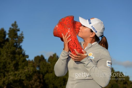 이미림이 27일(한국시간) 미국 칼즈배드의 아비아라골프장에서 열린 LPGA 투어 시즌 6번째 대회 기아클래식에서 챔피언에 오른 뒤 트로피에 입을 맞추며 우승을 자축하고 있다. 사진=ⓒGettyimages이매진스