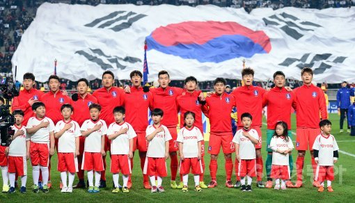 한국 축구대표팀이 28일 서울월드컵경기장에서 시리아와 2018 러시아 월드컵 아시아지역 최종예선 7차전을 가졌다. 한국 선수들이 애국가를 제창하고 있다. 상암 | 김종원 기자 won@donga.com