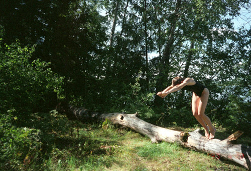 막 어딘가로 뛰어들려는 여성의 모습을 사진에 담은 마샤 데미아노바의 ‘Polina Jumping into Nothing’ (2014년). 디뮤지엄 제공