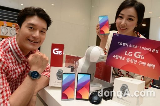 LG전자는 4월 한 달 간 LG G6 구입 고객 중 추첨을 통해 총 1,000명에게 45만 원 상당의 ‘LG 워치 스포츠’를 증정하는 이벤트를 진행한다.