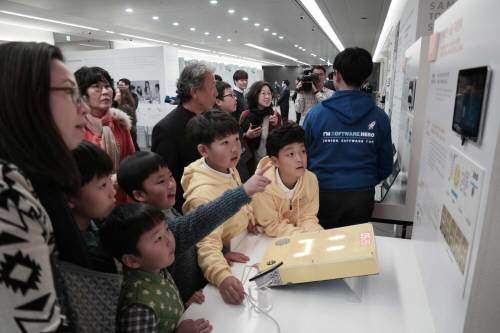 2016년 11월 4일 서울 서초구 우면동 ‘삼성 서울R&D캠퍼스’에서 열린 ‘삼성 투모로우 스토리’ 행사에서 ‘우리 반 소음 지킴이’ 장치를 개발한 초등학생들이 해당 프로젝트를 시연하고 있다.