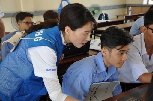 삼성전자 임직원 해외봉사단이 베트남 호찌민에서 현지 학생들을 대상으로 정보기술(IT) 교육을 실시하고 있다.