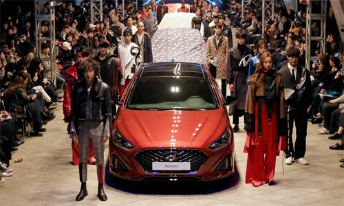 현대자동차는 28일 오후 서울 중구 동대문디자인플라자 어울림광장 미래로 다리 아래서 열린 쏘나타 컬렉션에서 ‘쏘나타 뉴라이즈 룩’을 선보였다. 런웨이에는 빨간색 쏘나타 뉴라이즈 터보가 모델들과 함께 등장했다. 현대자동차 제공