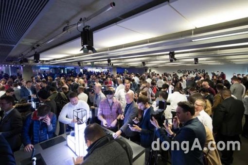 현지시간 29일 런던에서 진행된 ‘삼성 갤럭시 언팩 2017’ 참가객들이 ‘갤럭시 S8, S8+’를 체험하는 모습. 사진제공=삼성전자