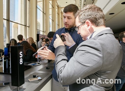 현지시간 29일 뉴욕에서 진행된 ‘삼성 갤럭시 언팩 2017’ 참가객들이 ‘갤럭시 S8, S8+’를 체험하는 모습. 사진제공=삼성전자