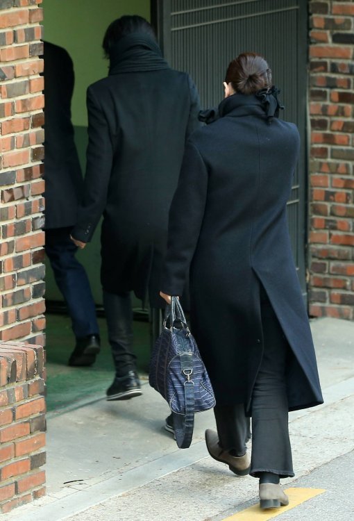 사진=박근혜 전 대통령의 영장실질심사가 예정된 30일 오전 서울 강남구 삼성동 자택으로 전속 미용사 자매가 들어가고 있다. 양회성 기자 yohan@donga.com