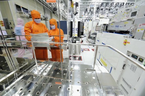 SK하이닉스는 지난해 12월 충북 청주시에 최첨단 반도체 공장을 건설한다는 계획을 밝혔다. 올해 8월부터 2019년 6월까지 2조2000억 원을 투자한다. 사진은 SK하이닉스 반도체 생산라인. SK하이닉스 제공