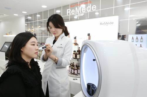 LG생활건강의 맞춤형 화장품 브랜드 ‘ReMede(르메디) by CNP’ 매장에서 한 고객이 상담을 받고 있다. LG생활건강 제공