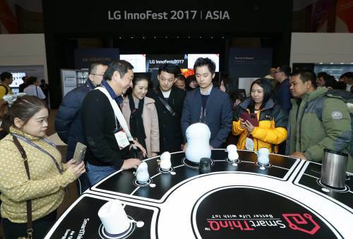 LG전자 고유의 지역 밀착형 신제품 발표회인 ‘LG 이노페스트’ 참가자들이 허브로봇을 살펴보고 있다. LG전자는 로봇 사업을 미래 사업의 한 축으로 육성하고 있다. LG전자 제공