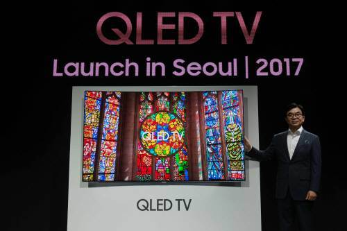 삼성전자는 21일 서울 강남구 라움아트센터에서 기자간담회를 열고 1월 미국 라스베이거스 ‘국제가전전시회(CES) 2017’에서 공개한 QLED TV 9개 모델의 판매 시작을 알렸다. 무대에 오른 김현석 삼성전자 영상디스플레이사업부장(사장)은 “QLED TV를 시작으로 TV에 대한 기존 개념을 완전히 재정의하겠다”고 선언했다. 삼성전자 제공