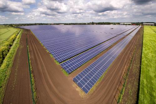 한화큐셀이 영국 케임브리지에 2014년 24.3메가와트(MW) 규모로 건설한 태양광 발전소. 한화그룹은 태양광 부문에서 글로벌 선도기업의 위상을 더욱 강화할 계획이다. 한화그룹 제공
