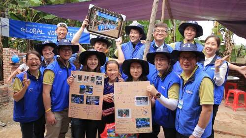 삼성물산 임직원들은 세계 곳곳에서 활발한 공헌 활동을 펼치고 있다. 주거환경 개선을 위한 C&T 빌리지 활동을 위해 지난해 베트남을찾은 삼성물산 직원들과 마을 주민들의 모습. 삼성물산 제공