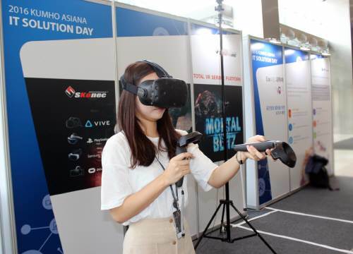 아시아나IDT는 지난해 9월 서울 광화문 금호아시아나 본관에서 그룹사 임직원들을 대상으로 ‘IT솔루션데이’를 열었다. 한 직원이 가상현실(VR) 기기를 체험하고 있다. 금호아시아나그룹 제공