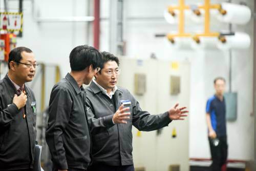 조현준 효성 회장(왼쪽에서 세 번째)이 효성 구미공장을 방문해 공장 관계자들과 함께 폴리에스테르 원사 공정을 점검하고 있다. 효성 제공